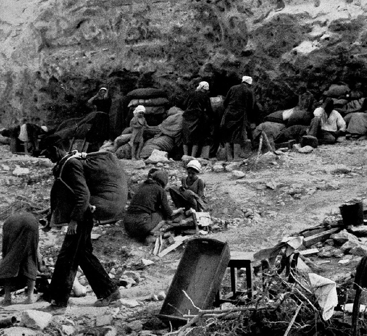 221b Einwohner Sewastopols die in Felsenhöhlen geflüchtet sind