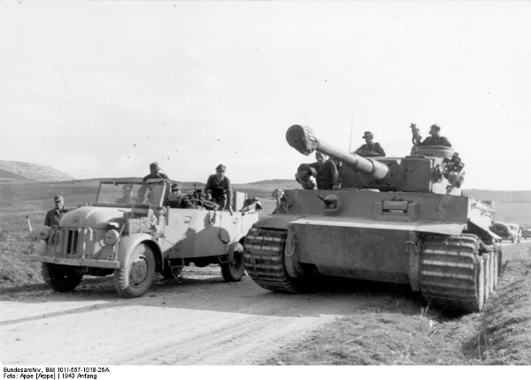 Bundesarchiv Bild 101I-557-1018-26A, Tunesien, Fahrzeug neben Panzer VI (Tiger I)