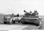 Bundesarchiv Bild 101I-557-1018-26A, Tunesien, Fahrzeug neben Panzer VI (Tiger I)
