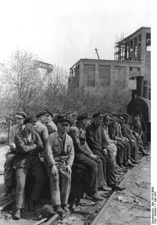 Bundesarchiv Bild 183-R74808, Hamburg, Sitzstreik bei Blohm und Voss