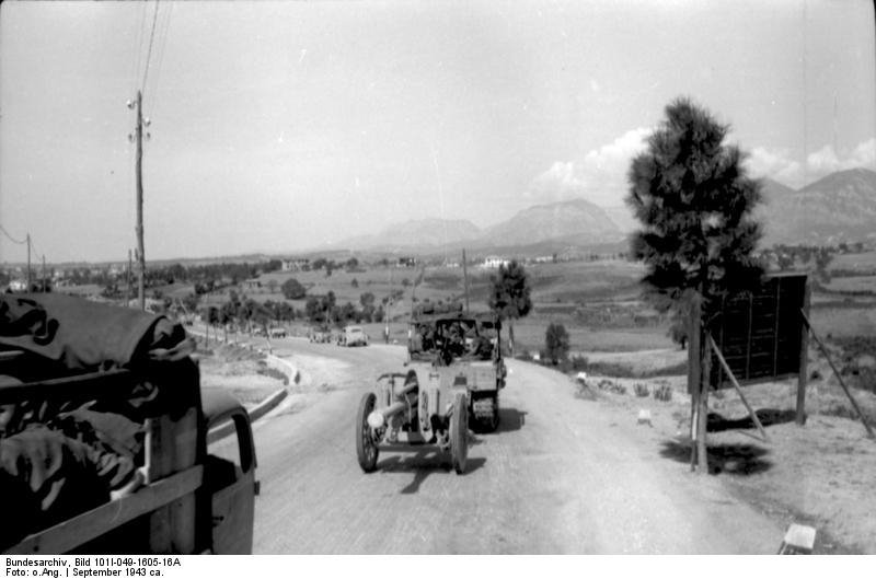 Bundesarchiv Bild 101I-049-1605-16A, Jugoslawien, Raupenschlepper Ost mit Geschütz