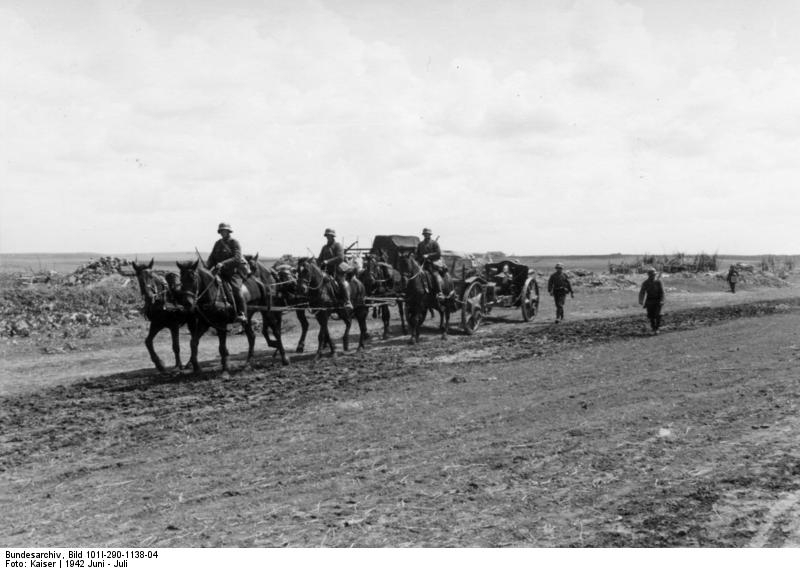 Bundesarchiv Bild 101I-290-1138-04, Russland, leichte Feldhaubitze in Fahrstellung