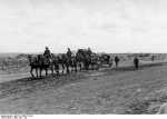 Bundesarchiv Bild 101I-290-1138-04, Russland, leichte Feldhaubitze in Fahrstellung