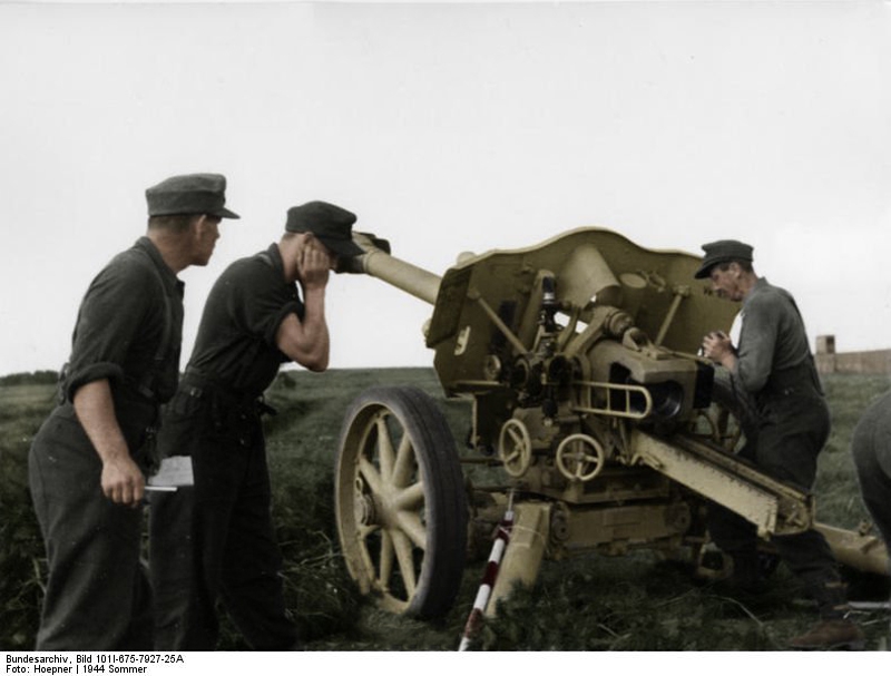Bundesarchiv Bild 101I-675-7927-25A, Ostfront, leichte Feldhaubitze in Feuerstellung Recolored