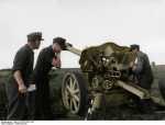 Bundesarchiv Bild 101I-675-7927-25A, Ostfront, leichte Feldhaubitze in Feuerstellung Recolored